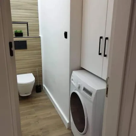 Spacious Two Bedroom Flat In The Heart Of アパート ブルガス